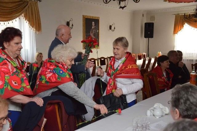 Dzień Kobiet był wyjątkowo uroczyście świętowany w gminie Lipnik. Był koncert zespołu Abba Show, życzenia, kwiaty i sto lat odśpiewane przez wójta.