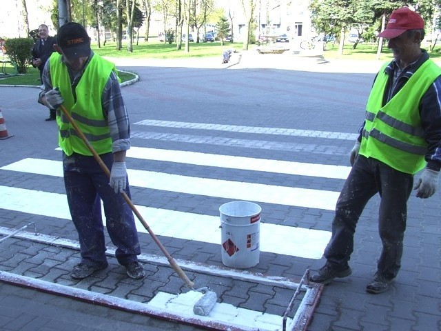 Malowanie przed urzędem miasta