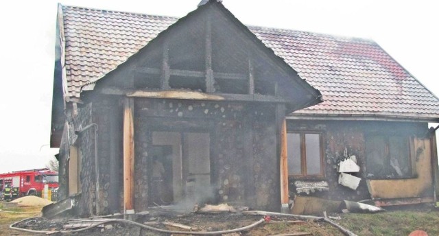 Pożar w Michrowie. Ogień zajął elewację domu, paliła się też konstrukcja dachu.