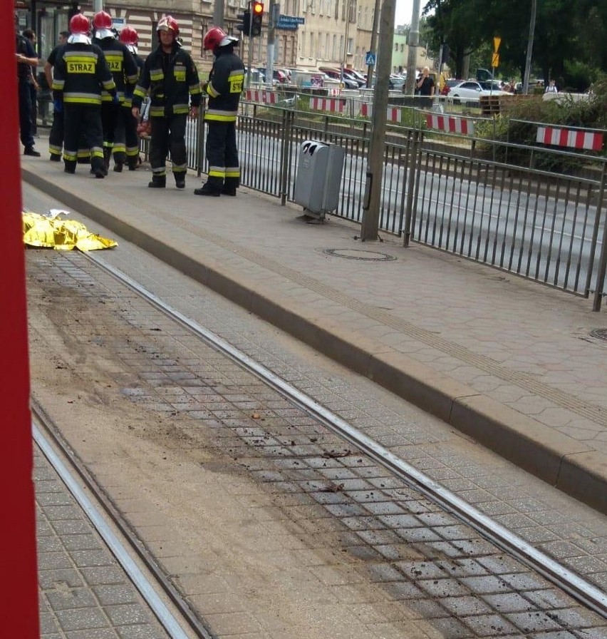 Tragedia we Wrocławiu. Tramwaj śmiertelnie potrącił kobietę. Pojazd ciągnął fragmenty ciała przez miasto [ZDJĘCIA, TYLKO DLA DOROSŁYCH!]