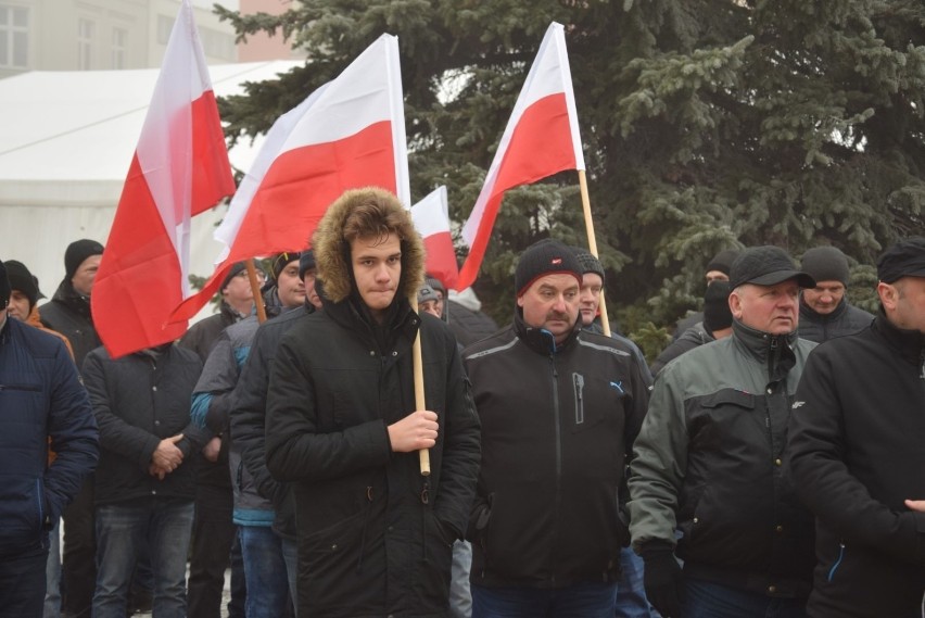 Pikieta rolników na Starym Rynku w Chojnicach