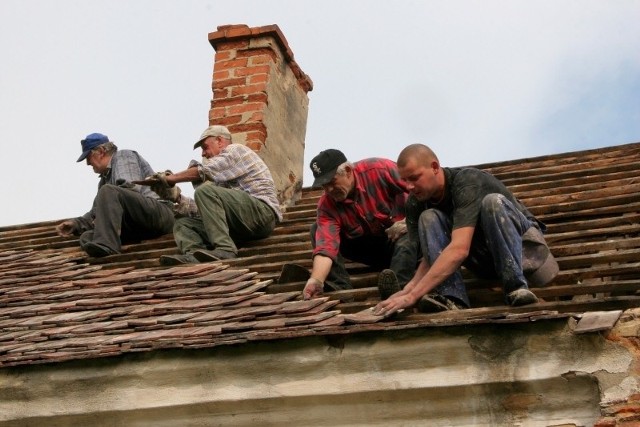 Maj 2007. Mieszkańcy Prądów usuwają dachówki zniszczone podczas burzy z gradobiciem i naprawiają dach. W wieś uderzyły wtedy lodowe kule wielkości orzechów włoskich.