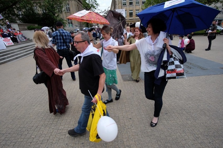 Protest pracowników instytucji kultury na placu Wolności