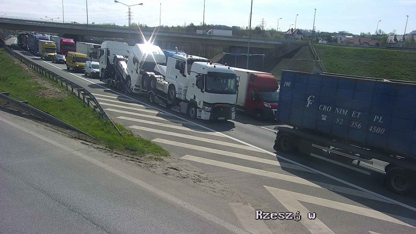 Wypadek na A4 w Krakowie spowodował dziś duże korki na...