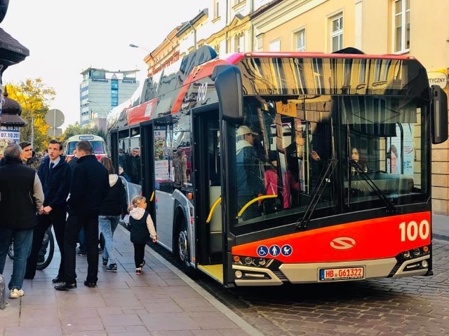 Do miasta dotarły już dwa pierwsze z dziesięciu zamówionych autobusów z napędem elektrycznym. Będą jeździć na linii „0”.