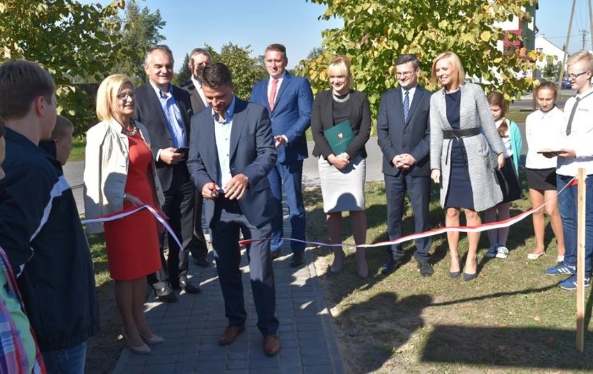 Zielona Ładowarka zadebiutowała. Naładujesz za jej pomocą telefon i skorzystasz z internetu [FOTO]