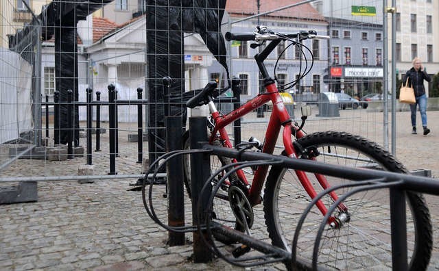 Na razie na Rynku Nowomiejskim gotowe są stojaki i kratownica. Wkrótce ma się pojawić zadaszenie