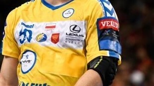Zawodnicy PGE VIVE Kielce zagrali w Veszprem z zaklejonym logo sponsora Ligi Mistrzów na ramionach.