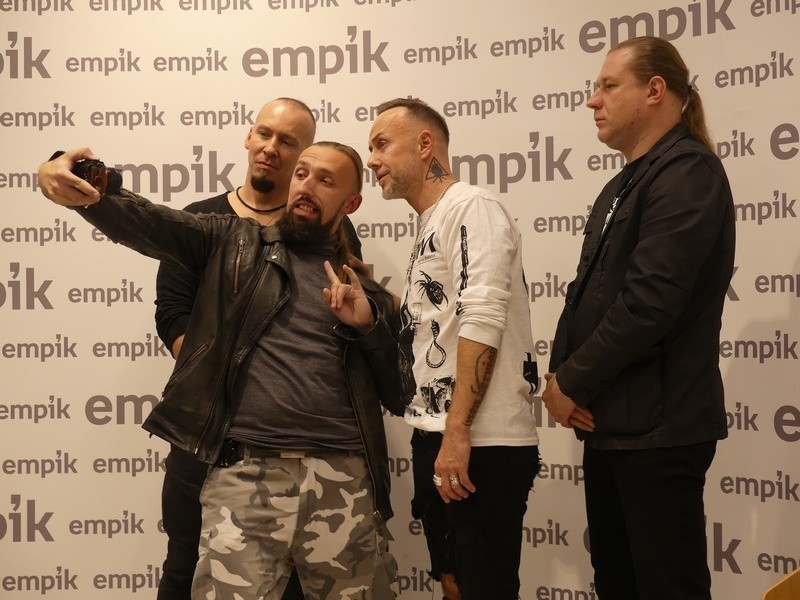 Behemoth w Empiku w łódzkiej Manufakturze. Nergal mówi o "ekstremalnym świętokradztwie"...