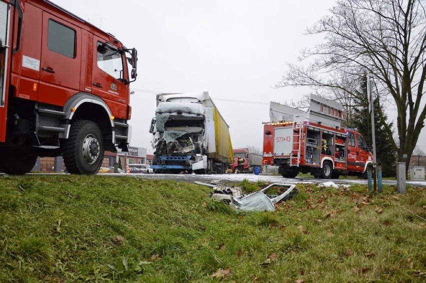 Wypadek w Ostrówku pod Zduńską Wolą. Kierowca zakleszczony w kabinie tira [ZDJĘCIA]