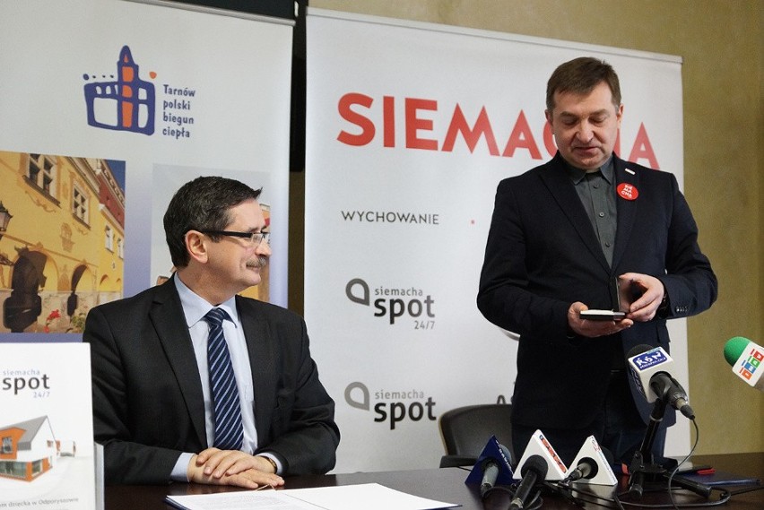 Prezydent Roman Ciepiela podpisał umowy z organizacjami...