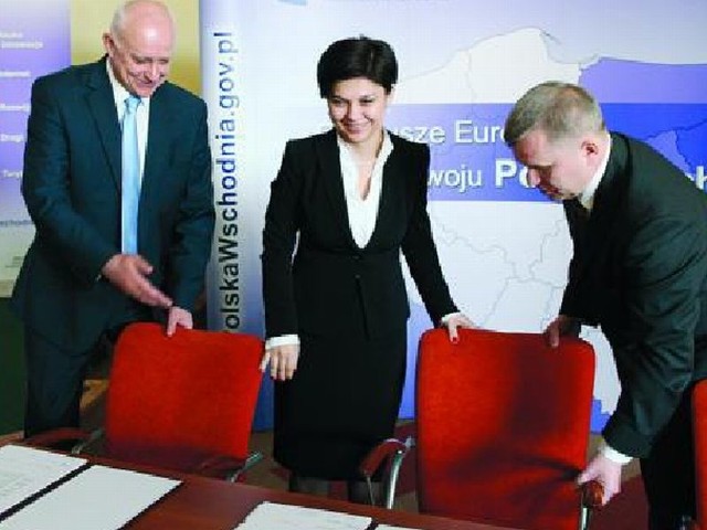 Umowę podpisali w imieniu samorządu marszałek Jarosław Dworzański i członek zarządu Jacek Piorunek, a w imieniu PARP &#8211; prezes Bożena Lublińska-Kasprzak