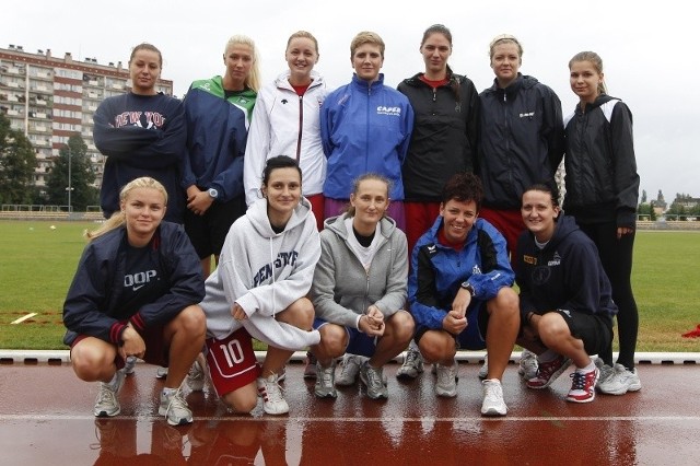 Koszykarki AZS-u Rzeszów podczas treningu na stadionie Resovii.