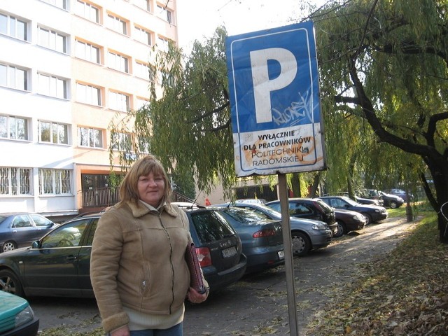 - Tablica informacyjna przy parkingu przed &#8221;Olimpem&#8221; jest, ale czy samochody należą tylko do kierowców z Politechniki?...Nie wiadomo &#8211; mówi Anna Zagdan.