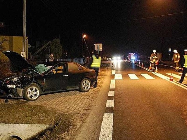 Na miejscu tragicznego wypadku w Majdanie Królewskim pracowali policjanci, pod nadzorem prokuratora zabezpieczając ślady.