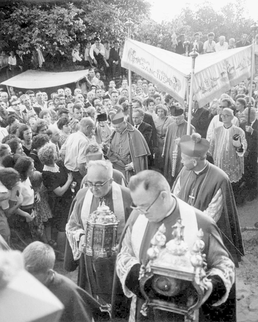 Księża Franciszek Pieruszka (pierwszy z lewej) i Jan Skorupa...