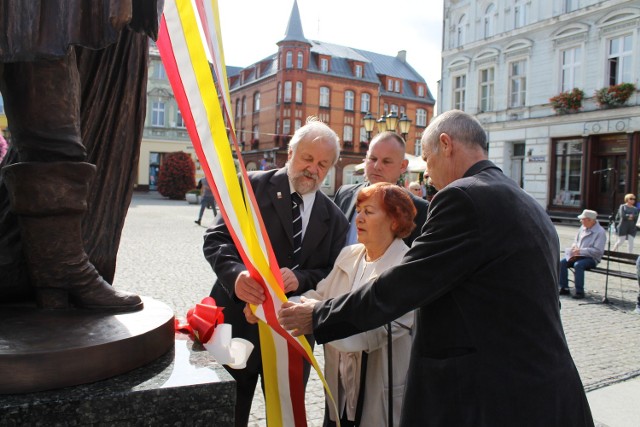 W sobotę, 24 września, odsłonięto na placu ratuszowym symbol nowożytnych dziejów grodu - pomnik Sukiennika Świebodzińskiego.