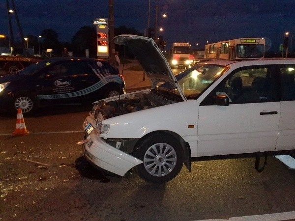 O włos od tragedii! Wszystko przez pijanego przechodnia, który spowodował wypadek (zdjęcia)