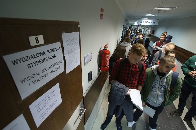 Mimo, że na wydziale mechatroniki wnioski przyjmowano w piątek do godziny 10.30, o godzinie 10.10 kolejka nadal robiła wrażenie.