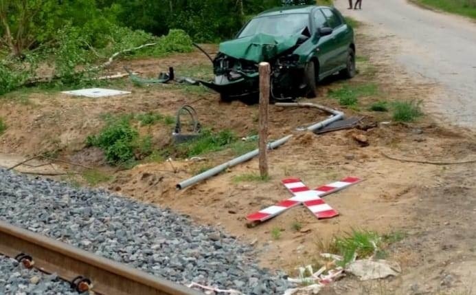 Wypadek w Cierpiętach, gm. Baranowo, 22.05.2022. Kierowca nissana uderzył w znak drogowy