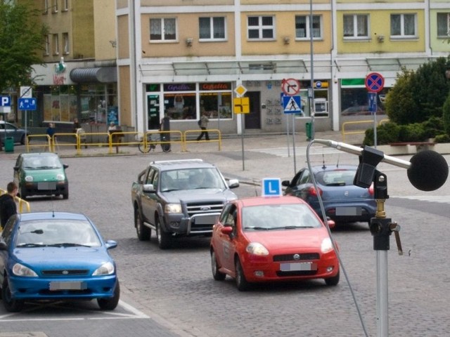 Mieszkańcy bloków przy brukowanej ul. Grodzkiej uważają, że jest tu za głośno. Wczoraj inspektorzy środowiska mierzyli hałas.