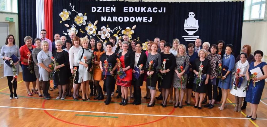 Wspólne zdjęcie nauczycieli, którzy otrzymali nagrody...