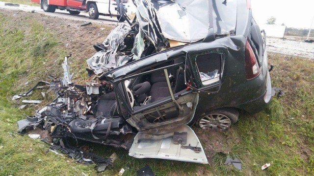W Słomczynie doszło do czołowego zderzenia Renalut Escape z samochodem ciężarowym Scania z naczepą.