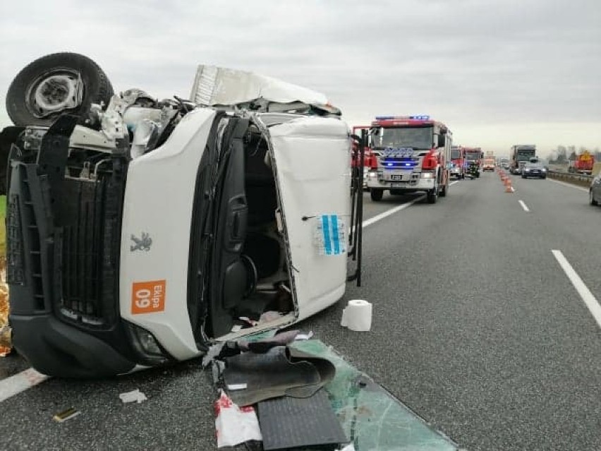 Osobowy bus uderzył w tył naczepy samochodu ciężarowego na...