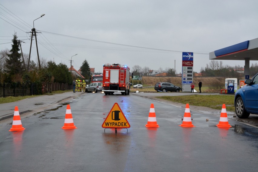 W Wituni zderzyły się dwa samochody osobowe: volvo i peugeot