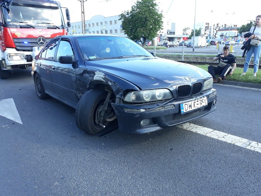 Wrocław: Wypadek na Legnickiej. BMW ze złamanym kołem