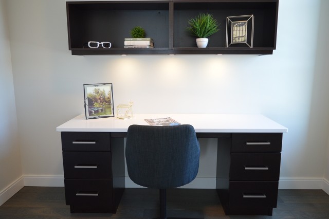 Domowe biuroUrządzając małe biuro w domu musimy zadbać o wygodny fotel przy biurku.