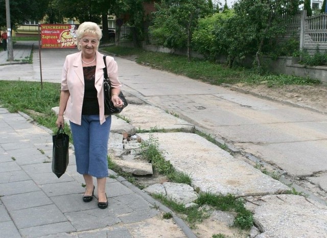 - Większość dróg dojazdowych do bloków prosi się o remont. Naprawy wymagają też niektóre chodniki - mówi spotkana na ulicy Sadkowskiej pani Helena.