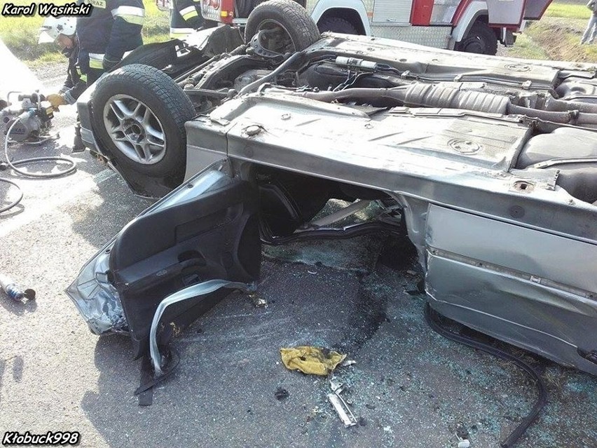 Groźny wypadek w miejscowości Przystajń. Samochód dachował....