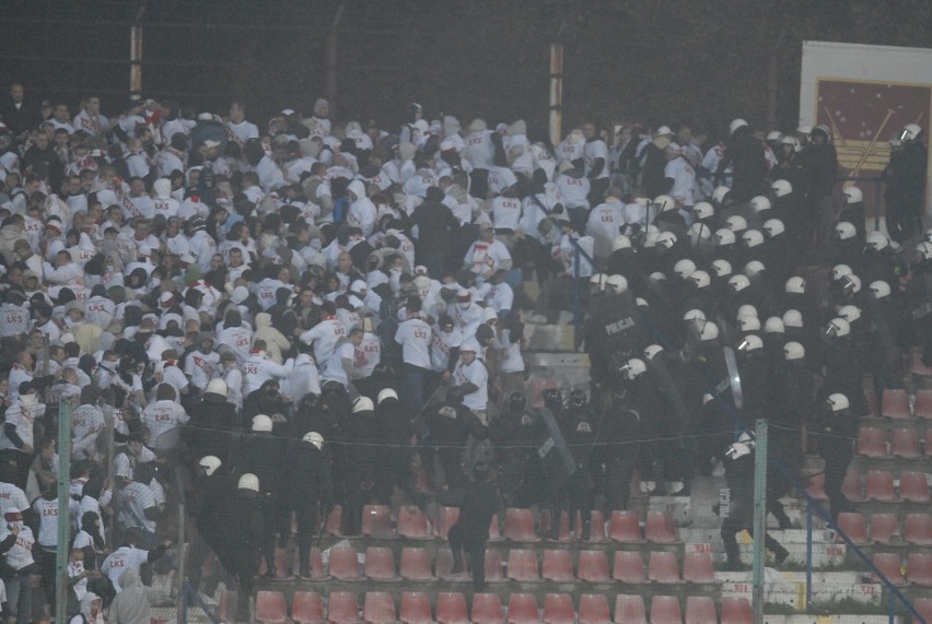 Derby Łodzi! Śmigłowiec, armatki wodne, race, policyjne oddziały. Nie zawsze derby Łodzi były spokojne. ZDJĘCIA