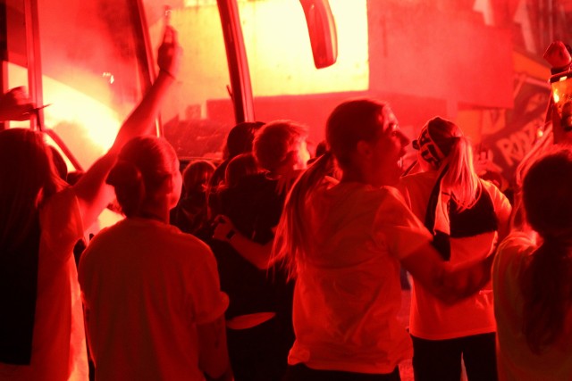 Kibice GKS Katowice zgotowali gorące powitanie drużynie swoich piłkarek, która wywalczyła Orlen Puchar Polski  Zobacz kolejne zdjęcia. Przesuwaj zdjęcia w prawo - naciśnij strzałkę lub przycisk NASTĘPNE