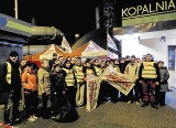 Brzeszcze. Mieszkańcy wspierają górników. Modlą się i gromadzą przed kopalnią  [ZDJĘCIA]