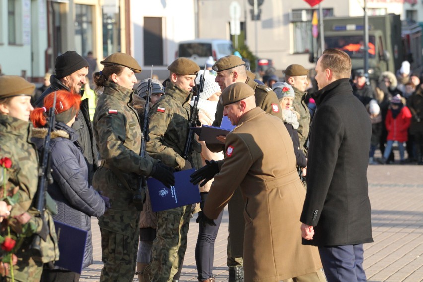 Na Placu Bartosza Głowackiego w Tarnobrzegu  „Terytorialsi” wypowiedzieli rotę przysięgi wojskowej. Było bardzo uroczyście (duzo zdjęć)