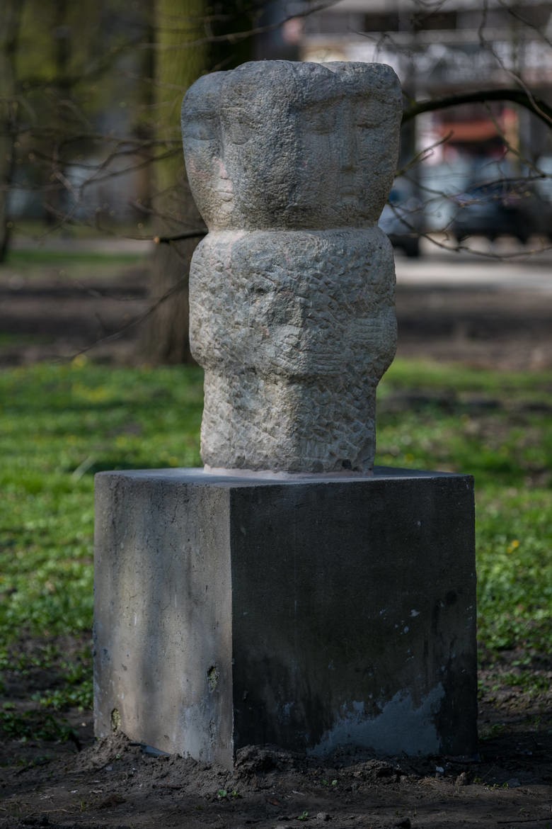 Kraków. Ktoś zniszczył rzeźbę "Nie jestem sama" w parku Krakowskim. Namalował na niej... męskie przyrodzenie