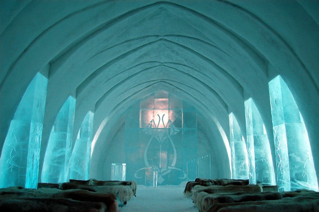 W hotelu Jukkasjarvi można skorzystać z lodowego baru, sauny, a nawet imponującej kaplicy.Autor zdjęcia: bjaglin, Flickr.com, CC BY 2.0
