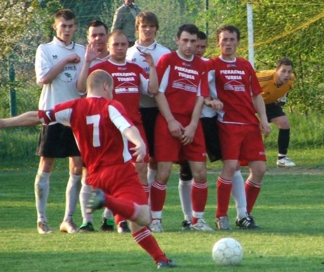 Piłkarze Budo Instalu Turbia (w czerwonych strojach) mogą nie zagrać w czwartej lidze, do której wywalczyli awans w ubiegłym sezonie.