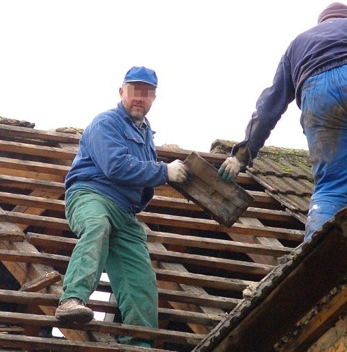 Pracownicy budowlani rozbierają dach bez żadnych zabezpieczeń. W takim przypadku dzieli ich już tylko krok od tragedii.