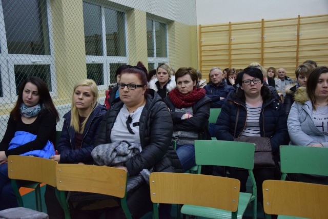 Spotkanie rodziców z władzami gminy Barwice i kuratorem w szkole w Piaskach, na którym większość z nich opowiedziała się za pozostawieniem szkoły w ich miejscowości