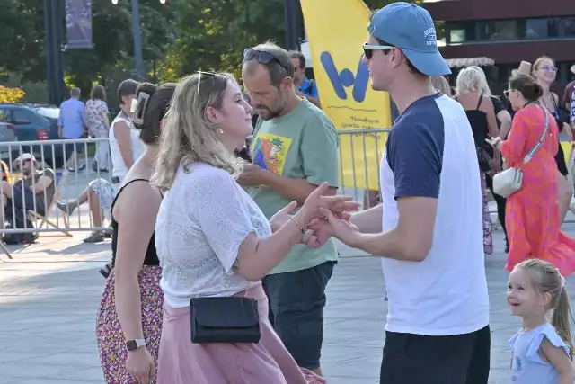 Najbardziej roztańczone wydarzenie tego lata, Wrocławska Potańcówka w rytm wakacyjnych przebojów trwa! Na placu Wolności znajdziecie stoisko z darmową wodą, strefę odpoczynku i oczywiście roztańczonych wrocławian. Nie przegapcie tej imprezy!