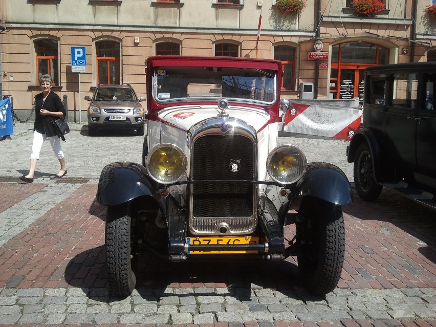 Bielsko-Biała: Zlot starych samochodów na placu Ratuszowym [ZDJĘCIA]