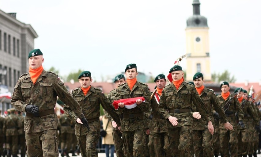 Żołnierze z kompanii honorowej na placu przy Ratuszu