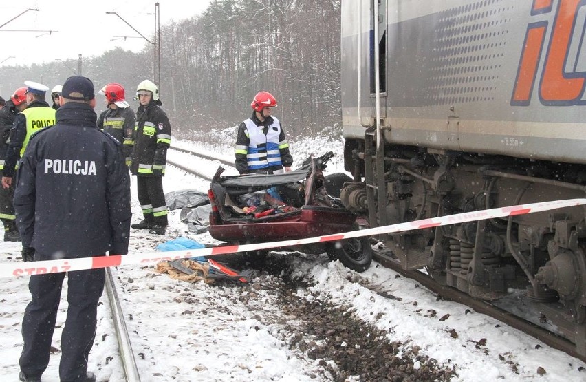 Tragiczny wypadek na przejeździe kolejowym w gminie Sobków. Nie żyją dwie osoby