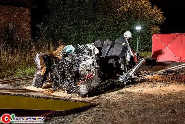 Do wypadku doszło na krajowej 11 między Kluczborkiem a Olesnem, na wysokości Starego Olesna. Zginęły dwie osoby jadące samochodem osobowym.