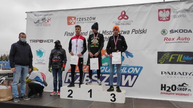 Zawodnicy Akweduktu Kielce zdobyli trzy medal na zakończenie sezonu w Rzeszowie.