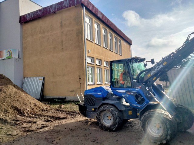Mimo zimy, bez przeszkód trwają prace przy ocieplaniu budynku przedszkola i żłobka w Wierzbicy.
