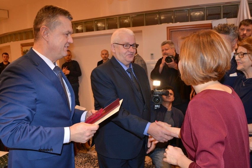 Nowe miasta w regionie świętokrzyskim. Włodarze odebrali listy gratulacyjne